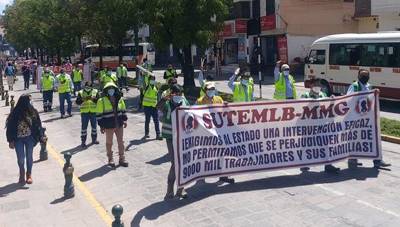 Los trabajadores de la mina salieron a protestar, pidiendo el apoyo del Gobierno para evitar la paralización de operaciones y pérdida de sus empleos.