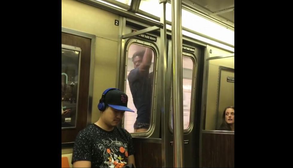 El hombre se sujetó fuertemente de la puerta del tren. (Instagram: @mattbeary)