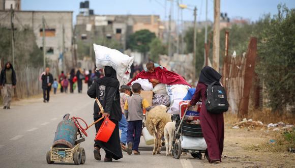 Los palestinos desplazados en Rafah, en el sur de la Franja de Gaza, cargan sus pertenencias cuando salen tras una orden de evacuación del ejército israelí el 6 de mayo de 2024. (Foto de AFP).