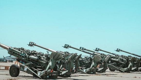 Imagen de obuses M777 de 155 mm del Cuerpo de Marines de EE.UU. colocados en la línea de vuelo antes de ser cargados en un avión. Los obuses son parte de los esfuerzos de EE.UU. para  proporcionar a Ucrania capacidades adicionales.  (Foto: Sgt. Royce H. Dorman / US MARINE CORPS / AFP)