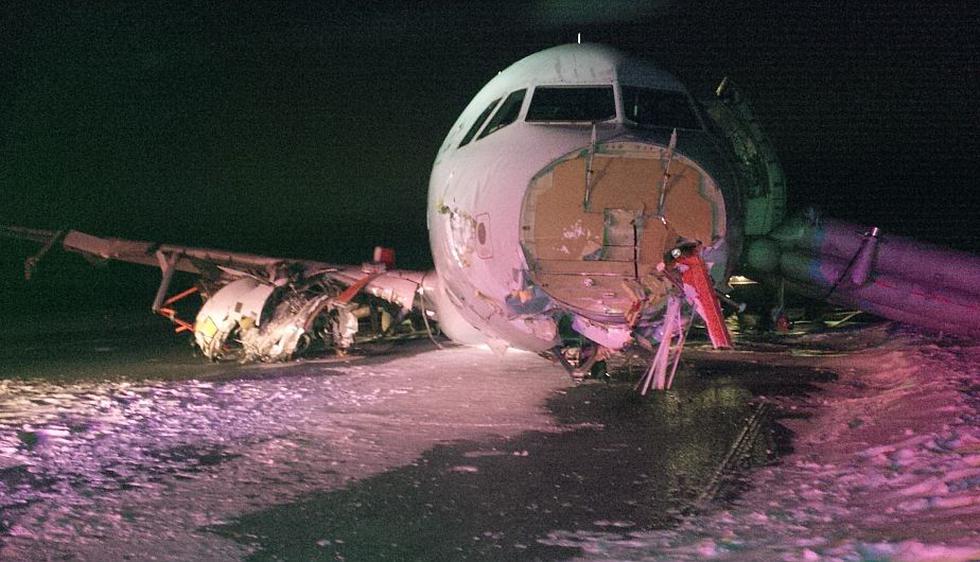 El avión terminó con severos daños tanto en la parte delantera como en las alas. (AFP)