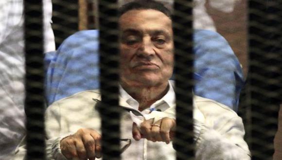 Hosni Mubarak tras las rejas en una de sus últimas apariciones apariciones en los tribunales. (AFP)