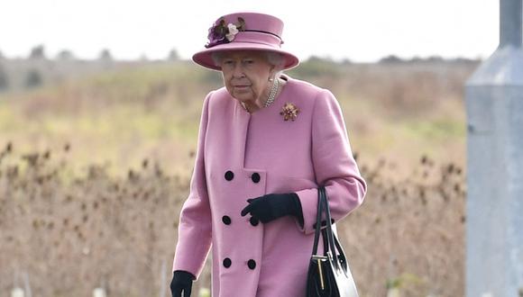 Isabel II del Reino Unido usa su bolso de Launer para lanzar mensajes secretos a su personal. (Foto: AFP)