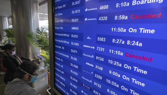 Se cancelaron más de 2.000 vuelos y miles se retrasaron en todo el mundo debido a que la variante altamente infecciosa de ómicron interrumpe los viajes de vacaciones. (Foto referencial: DAVID MCNEW / AFP)