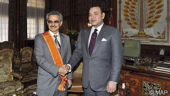 Alwaleed junto al rey marroquí Mohammed (Der.), en una visita oficial. (Reuters)