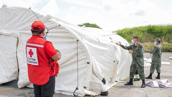 Fotografía cedida este martes por la Vicepresidencia de Ecuador en la que se regitró el levantamiento de una de las nuevas unidades de campaña de la Cruz Roja, en el hospital de Los Ceibos, en Guayaquil, Ecuador. (Footo: EFE/Vicrepresidencia de Ecuador)