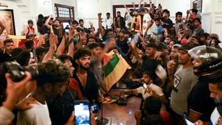 Manifestantes ingresan a la oficina de primer ministro tras huida del presidente de Sri Lanka