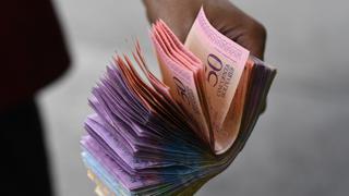 El salario mínimo legal de Venezuela cae hasta los 3,55 dólares