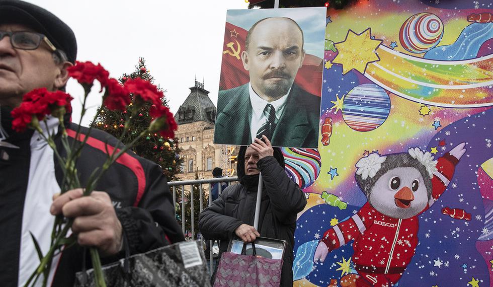 Simpatizantes comunistas camino a visitar el Mausoleo de Lenin para el 96 aniversario de su muerte en la Plaza Roja de Moscú. (Foto: AP)