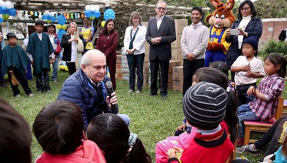 Pedro Cateriano imitó al pato Donalds en visita a una aldea infantil de Cieneguilla. (Difusión)