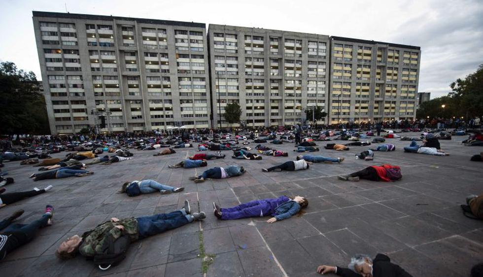 A 50 años de la masacre de estudiantes de la Plaza de las Tres Culturas de Tlatelolco, ex líderes de esos jóvenes alzados, activistas y estudiantes recordaron a los caídos, cuyo número exacto sigue sin conocerse. (Foto: AFP)
