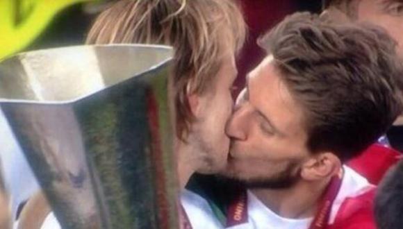 Rakitic y Carrico se dieron un beso en medio de la euforia por haber ganado la Europa League. (Captura de YouTube)