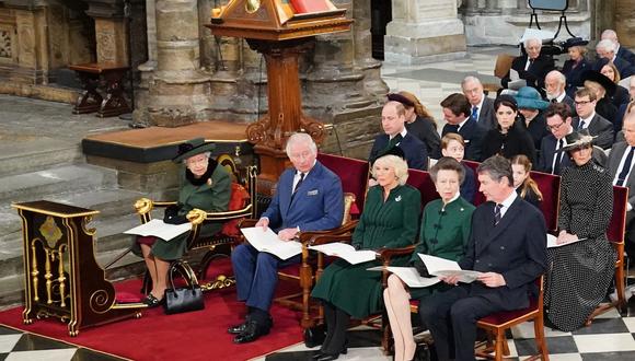 La reina Isabel II de Gran Bretaña y su familia asisten a un Servicio de Acción de Gracias para el príncipe Felipe, duque de Edimburgo de Gran Bretaña, en la Abadía de Westminster en el centro de Londres. (Foto: Dominic Lipinski / POOL / AFP)