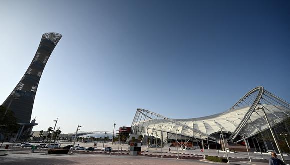 Esta fotografía tomada el 29 de marzo de 2022 muestra una vista exterior del Estadio Internacional Khalifa en Doha, que albergará partidos de la Copa Mundial de Fútbol de la FIFA 2022. (Foto de GABRIEL BOUYS / AFP)