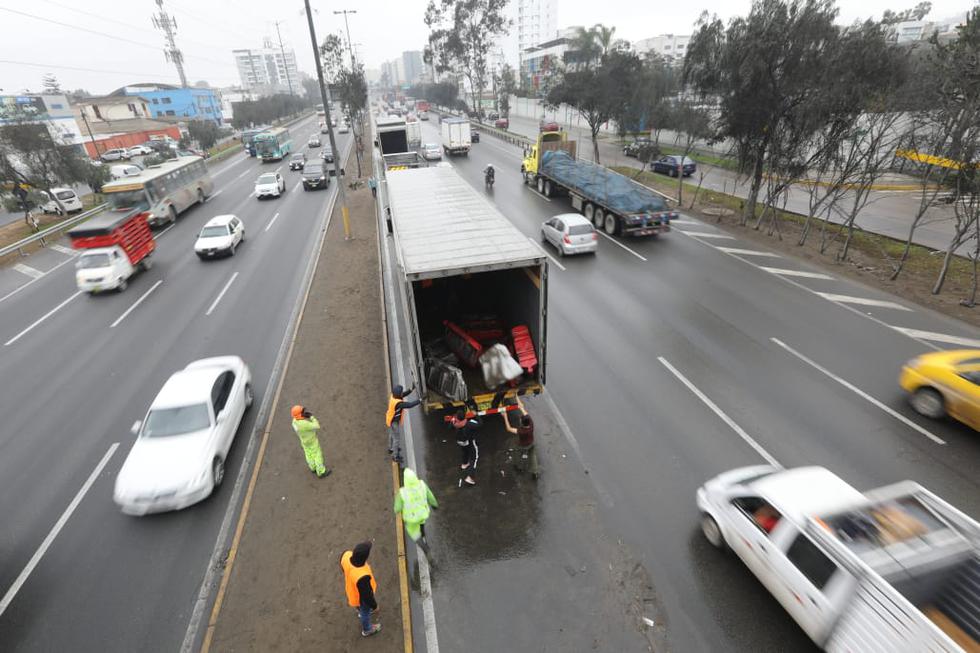 Este domingo se concluirá con el retiro de las barreras de seguridad vial que segregaban carriles exclusivos en la Panamericana Sur para el desplazamiento de las comitivas de los Juegos Panamericanos Lima 2019. (Foto: MML)