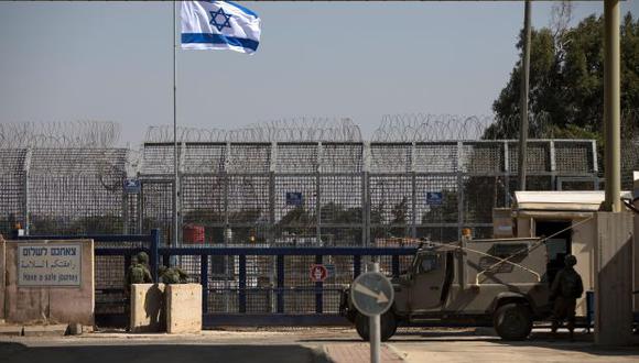 Soldados israelíes hacen guardia junto al cruce fronterizo entre la provincia siria de Al Quneitra e Israel, en los Altos del Golán. (Foto referencial: EFE)
