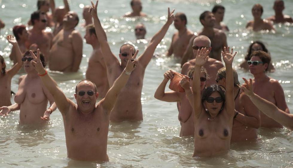 Fueron 729 personas bañándose desnudas al mismo tiempo. (AFP)