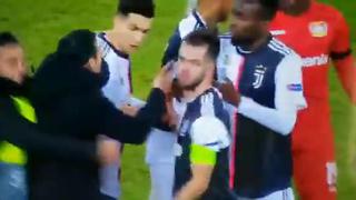 Cristiano Ronaldo fue jaloneado por hincha y le provocó furiosa reacción [VIDEO]