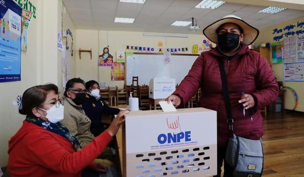 The members verify that the ONPE material is in good condition and install the voting table to receive the voters (Photo: ONPE)