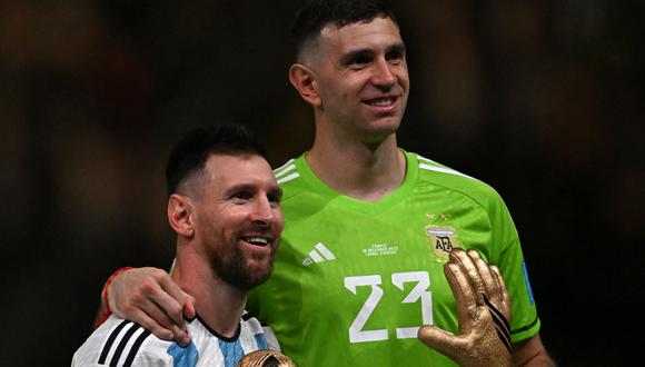 Lionel Messi y Emiliano Martínez en las premiaciones individuales de Qatar 2022 (Foto: AFP).