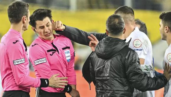Atacan a árbitro en Turquía. Foto: RT