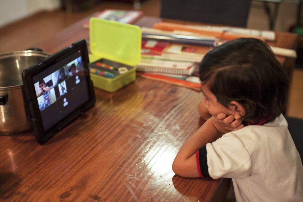 Un niño en edad preescolar Fabio Armendáriz toma una clase en línea en su casa, en Monterrey, estado de Nuevo León, México. (AFP/Julio Cesar Aguilar).