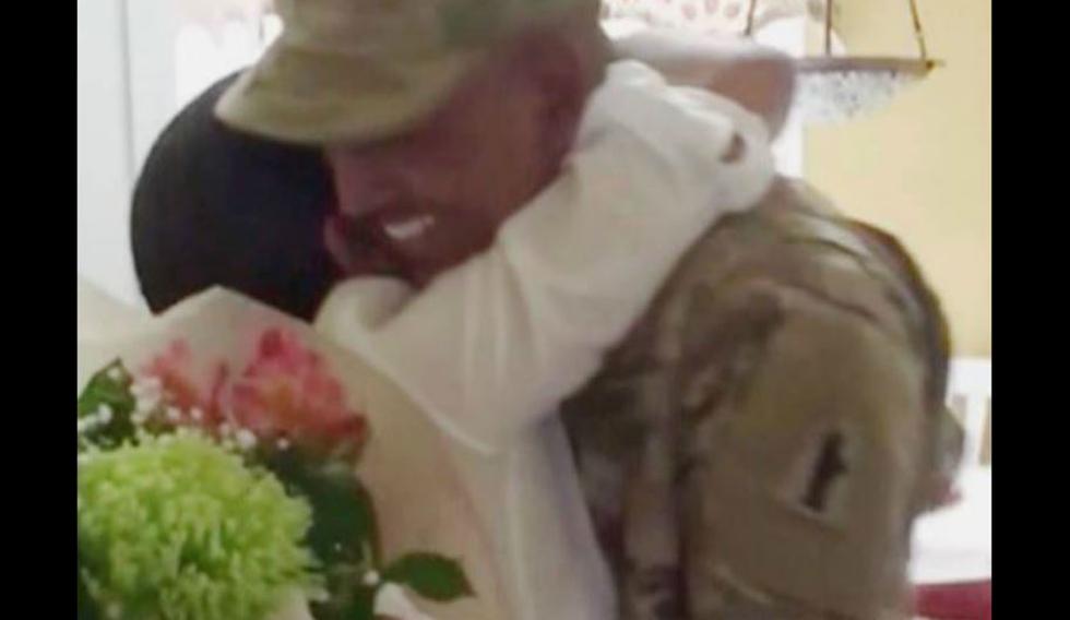 En militar retornó a su hogar en Nueva York y dio una inolvidable sorpresa a su madre. (Captura)