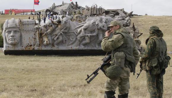 Los soldados del autoproclamado República Popular de Donetsk (DNR) montan guardia durante una ceremonia conmemorativa. (Foto: Reuters)