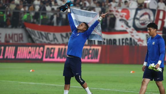 Ángelo Campos salió a calentar a la cancha del estadio Monumental con una bandera de Alianza Lima | Foto: Leonardo Fernández / @photo.gec