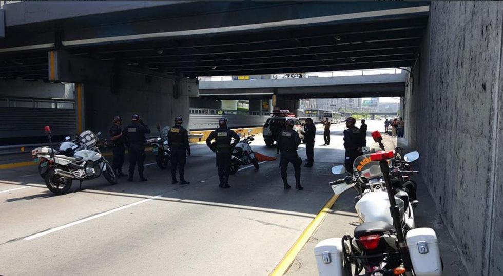 Restringen tránsito en la Vía Expresa por presunto suicidio desde puente México. (Andina)