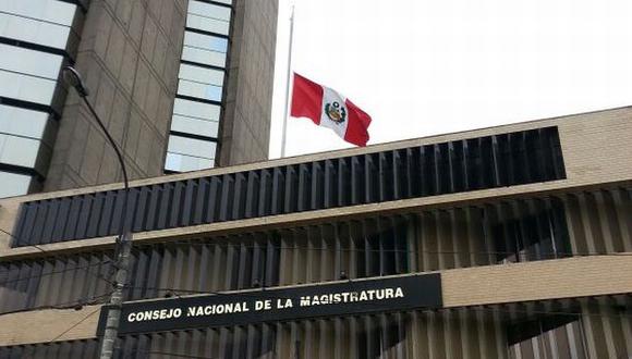 Bandera a media asta en CNM. (Óscar Libón/Canal N)