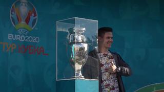 Jóvenes rusos posan junto al trofeo oficial de la Eurocopa 2020