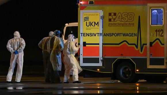 Médicos que usan EPP transportando pacientes infectados con el coronavirus (Covid-19) a otras unidades de cuidados intensivos (UCI) desde un MedEvac de las fuerzas armadas alemanas Bundeswehr. (Foto: Ina Fassbender / AFP)