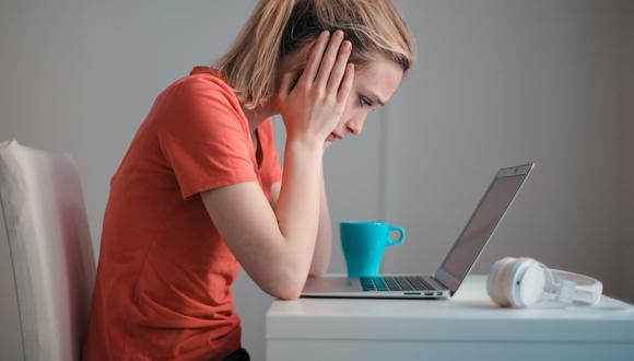 Esta es una imagen referencial de una mujer decepcionada luego de ver algo en una laptop. (Foto: Andrea Piacquadio / Pexels)