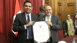 Congreso: Carlos Bruce distinguió a peruano gay elegido alcalde en EEUU