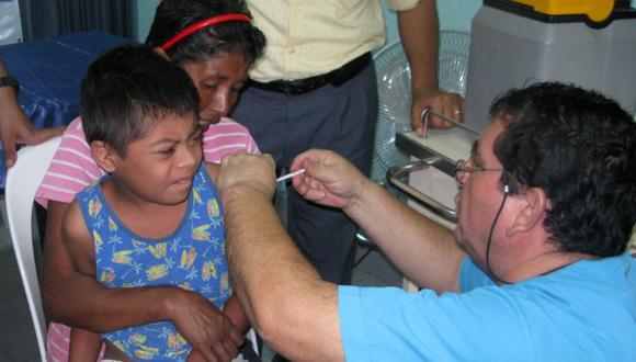 Personal de salud está vacunando a la población para contrarrestar el brote epidémico. (Perú21)