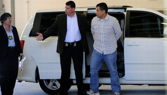 George Zimmerman descendió esposado de una minivan. (Reuters)