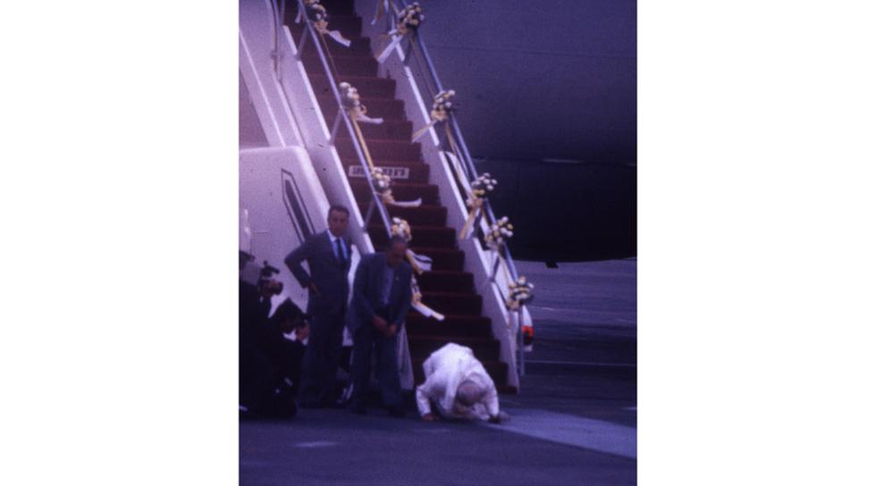 EN TIERRA PERUANA. La tradición de Juan Pablo II fue besar el suelo del país al que llegaba. Aquí el 1 de febrero de 1985, cuando por primera vez arribó al Perú para una intensa visita de cinco días. (Archivo GEC)