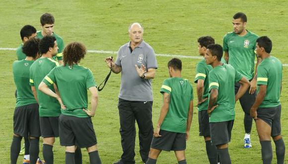 Scolari asegura que centro de entrenamiento será clave para que Brasil gane Mundial. (AP)