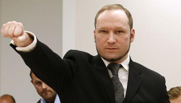 El saludo de Breivik cuando ingresó a la corte.(Reuters)