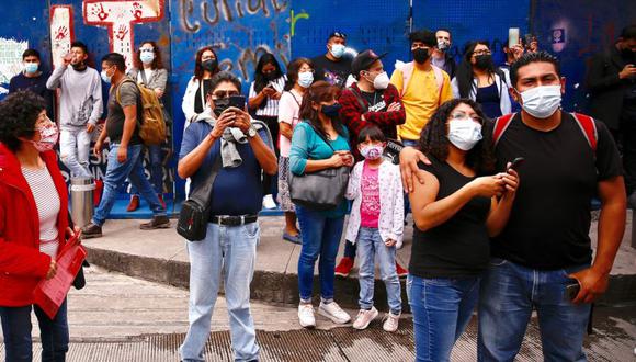 Personas se reúnen con cubrebocas en calles del centro histórico de la Ciudad de México. (Foto: EFE/Carlos Ramírez)