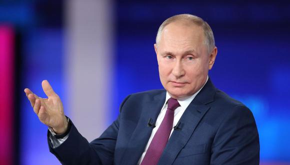 El presidente ruso Vladimir Putin habla durante un programa anual televisado por teléfono en Moscú, Rusia, el 30 de junio de 2021. (Sputnik/Sergei Savostyanov/Pool/REUTERS).