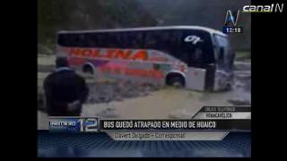 Huancavelica: Bus interprovincial quedó atrapado en medio de huaico [Video]