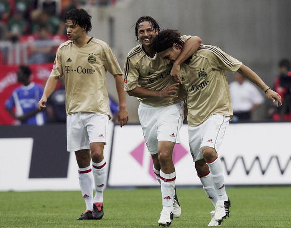 NUREMBERG,  GERMANY - SEPTEMBER 10: Paolo Guerrero , Claudio Pizarro and Michael Ballack of Munich celebrate scoring the second goal during the Bundesliga match between 1. FC Nuremberg and Bayern Munich at the Frankenstadion on September 10, 2005 in Nuremberg, Germany. (Photo by Christian Fischer/Bongarts/Getty Images)