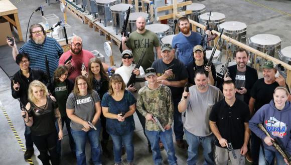 EE.UU.: Empresa de Wisconsin regala un revólver a cada uno de sus empleados por Navidad | Foto: Facebook - BenShot