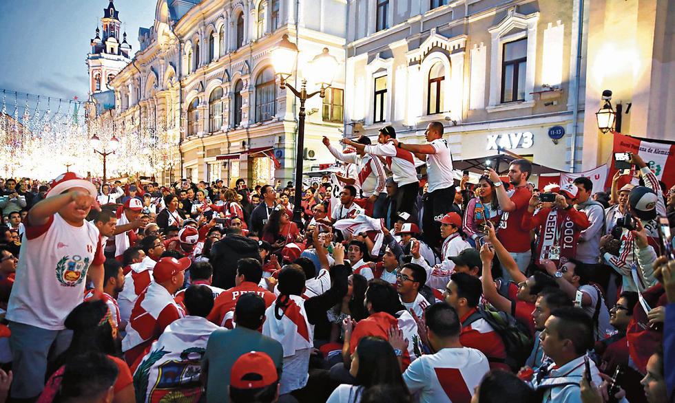 El país entero volcado con la selección y representado por 60 mil peruanos que de todos los rincones del mundo llegaron a Rusia.