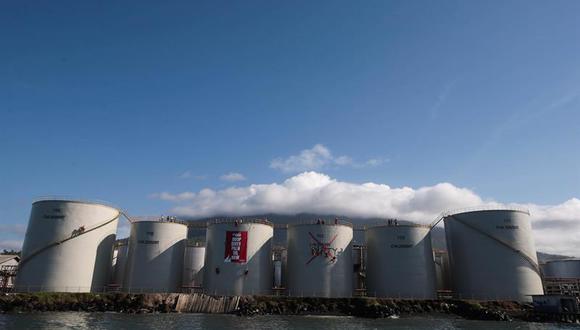 Los ecologistas escalaron por la cadena del ancla del carguero de aceite crudo de palma Armada Persada II y subieron a los tanques de la refinería de Wilmar International. (Foto: EFE)