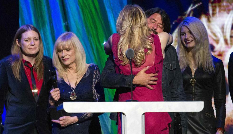 Con un abrazo, Dave Grohl y Courtney Love se amistaron tras varios años de disputas. (Reuters)