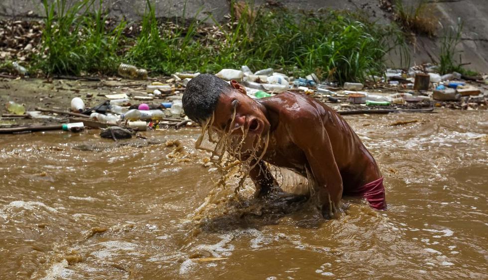 Desesperados por la crisis, jóvenes se buscan la vida entre las aguas fecales de Caracas. (Foto: EFE)