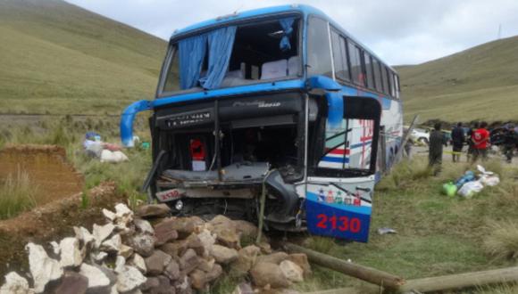 NO PUDO EVITAR LA TRAGEDIA. Ómnibus se salió de Carretera Central y destrozó poste luego de colisión. (Andina)